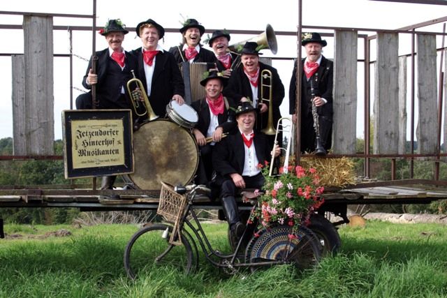 Jetzendorfer Hinterhof Musikanten