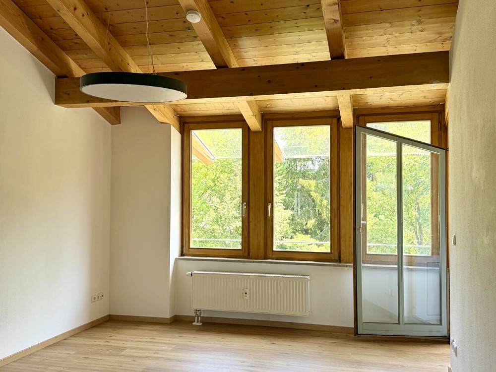 Wohnzimmer der 3,5-Zimmer-Wohnung in Geretsried-Süd mit Blick ins Grüne