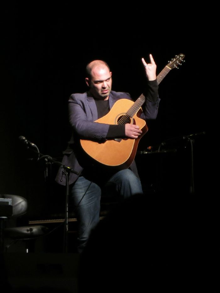 Hannes Ringlstetter spart nicht an Ironie und Boshaftigkeit.