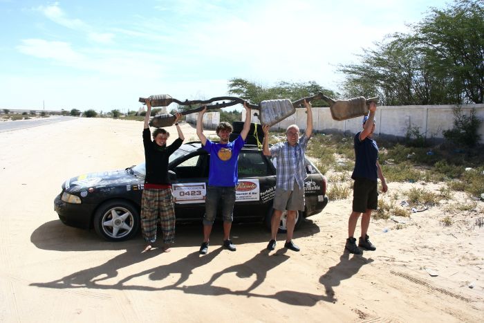 Der Auspuff ist abgerissen und kaputt.