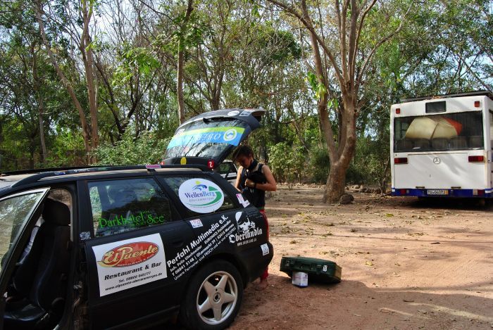 Der Audi wird für die Versteigerung geleert.