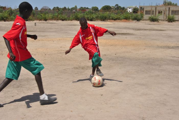 Die 4. Klasse der Abba International war von den rot-leuchtenden Outfits begeistert. Einige Kinder müssen in die Trikotgrößen erst noch hineinwachsen.