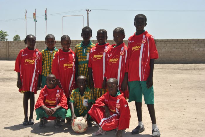 Der FC Energie Cottbus hat Trikots für den Sportunterricht gespendet.
