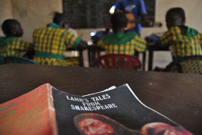 Einer der einheimischen Lehrer spielt meisterhaft und will die Gitarre nun fest in seinen Musikunterricht integrieren (hier die Klassenstufe 3).