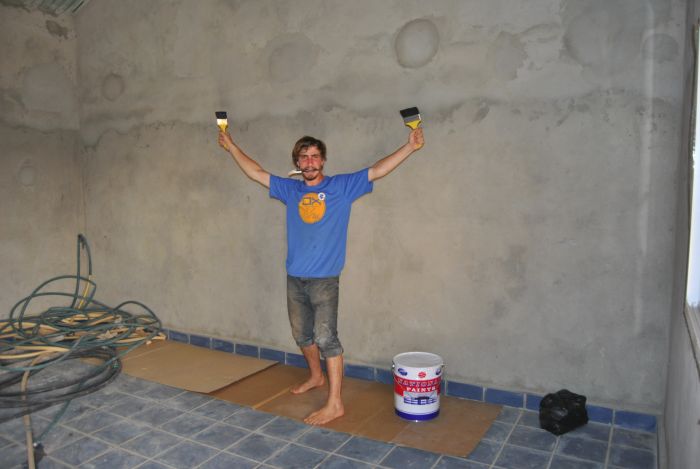 Daniel Haser beim Streichen einer Schulwand der Vorschule Brusubi.