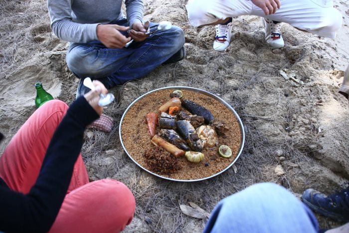 Eine große Platte Reis mit Fisch und Gemüse gab es zu Mittag.