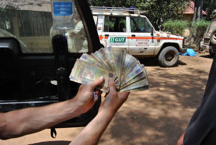 Wir tauschten 200€ in Dalasi ein.