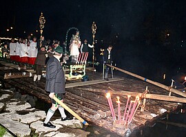 Johanni-Floßprozession auf der Loisach mit Statue des heiligen Johannes Nepomuk in Wolfratshausen