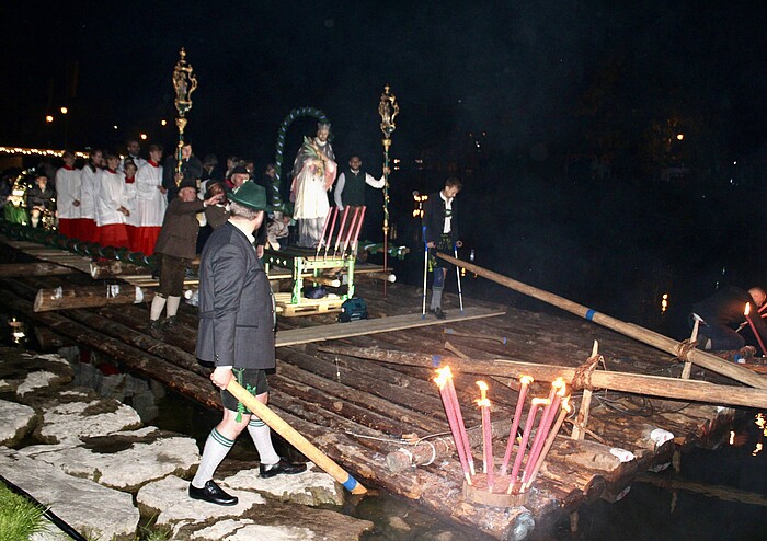Johanni-Floßprozession auf der Loisach mit Statue des heiligen Johannes Nepomuk in Wolfratshausen