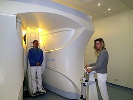 Dieser Magnetresonanztomograph ermöglicht Untersuchungen im Stehen, Sitzen, Liegen und in Funktionsstellungen.