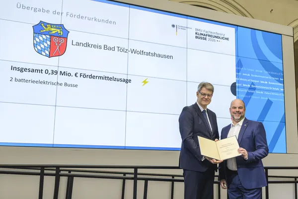 Elektrobus-Foerderung Bad Toelz – Michael Lindmair nimmt Foerderurkunde entgegen Michael Lindmair erhält Förderurkunde für Elektrobusse in Berlin