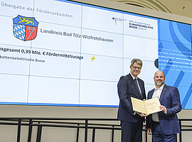 Michael Lindmair nimmt in Berlin die Förderurkunde für Elektrobusse entgegen