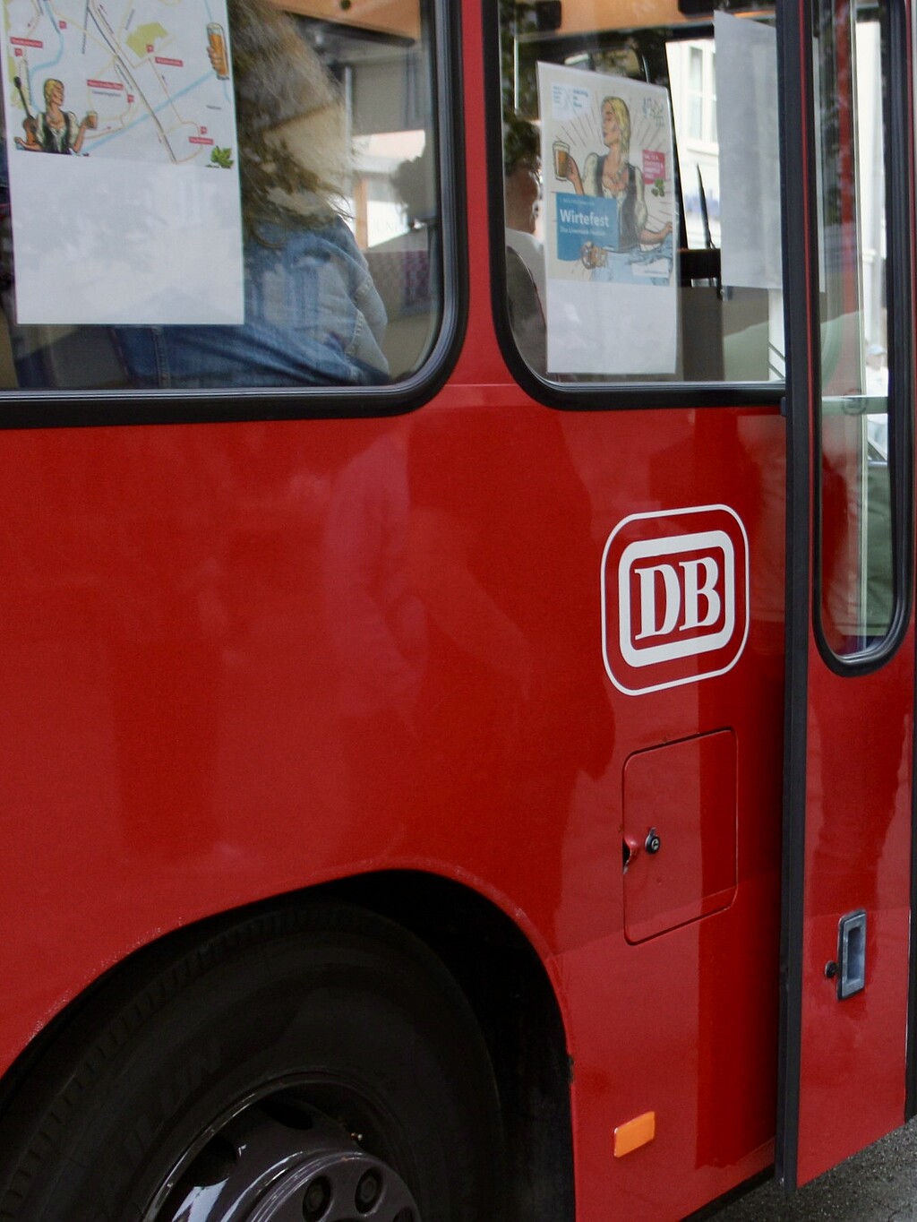 Roter Oldtimer-Pendelbus der Deutschen Bahn beim Wirtefest