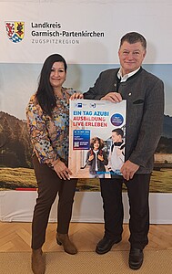 Ein Tag Azubi 2026: Katrin Eissler und Landrat Anton Speer Katrin Eissler und Landrat Anton Speer halten gemeinsam ein Plakat zum Aktionstag „Ein Tag Azubi“.