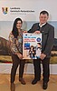 Katrin Eissler und Landrat Anton Speer halten gemeinsam ein Plakat zum Aktionstag „Ein Tag Azubi“.