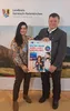 Katrin Eissler und Landrat Anton Speer halten gemeinsam ein Plakat zum Aktionstag „Ein Tag Azubi“.