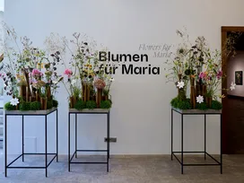 Florale Installation „Blumen für Maria“ im Franz Marc Museum Kochel zur Ausstellung über Maria Franck-Marc.