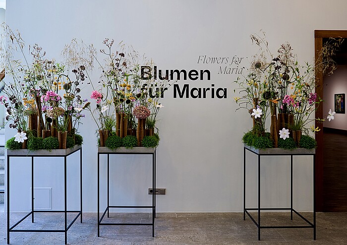 Florale Installation „Blumen für Maria“ im Franz Marc Museum Kochel zur Ausstellung über Maria Franck-Marc.