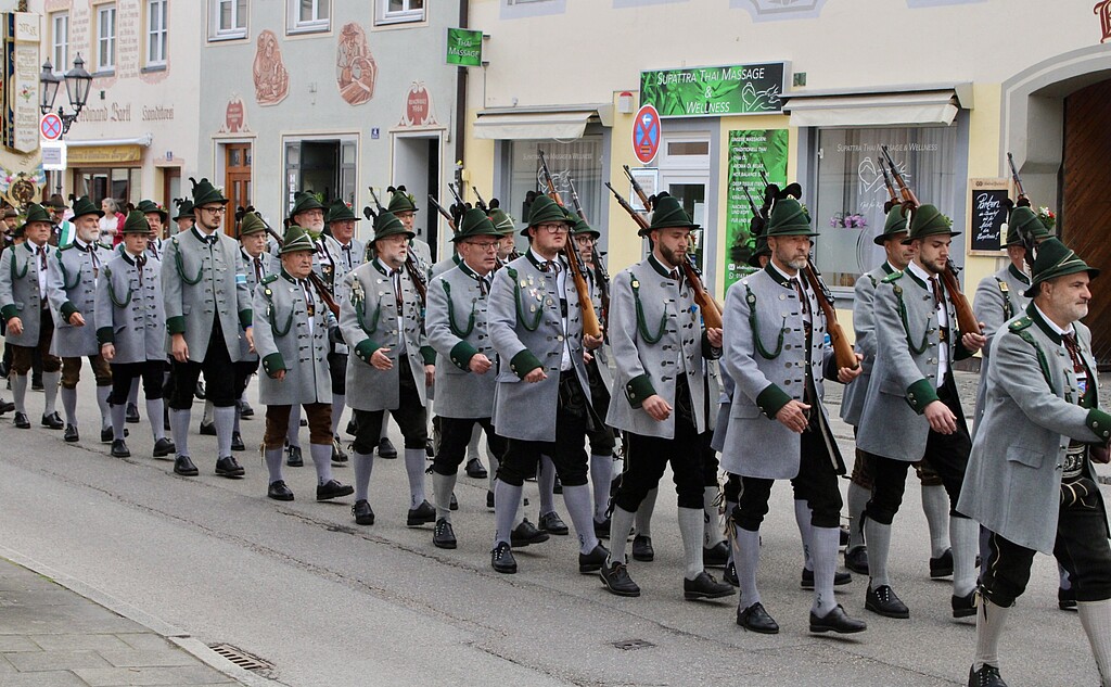 Gebirgsschützenkompanie Wolfratshausen beim Festzug Gebirgsschützenkompanie Wolfratshausen beim Festzug zur Johanni-Floßprozession