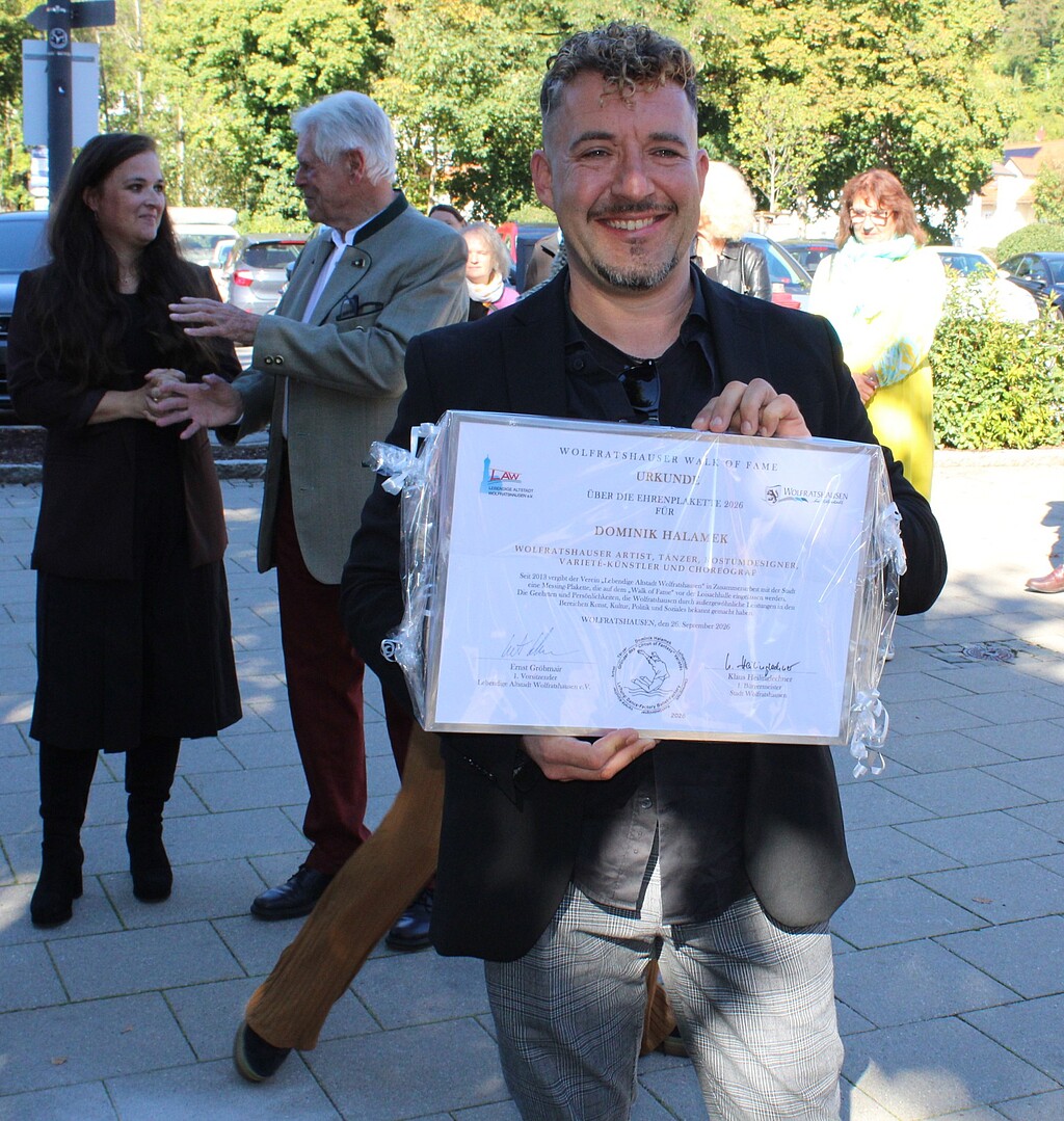 Dominik Halamek mit seiner Walk-of-Fame-Urkunde Dominik Halamek präsentiert seine Urkunde zur Aufnahme auf den Wolfratshauser „Walk of Fame“