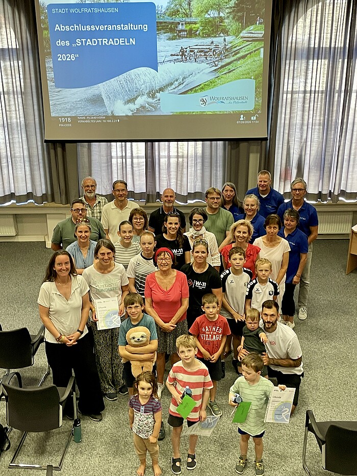 Gruppenfoto der ausgezeichneten Teams und Nachwuchsradler bei der Preisverleihung des STADTRADELN 2026 im Rathaus Wolfratshausen.