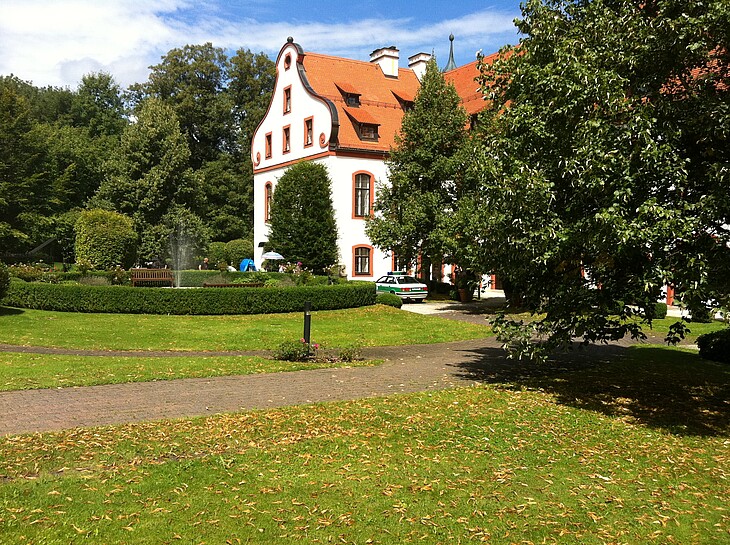 Hubert und Staller – Drehort Schloss Eurasburg Schloss Eurasburg als Drehort von „Hubert und Staller“ mit Polizeiauto im Schlosshof