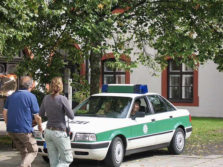 Hubert und Staller im Polizeiauto – Dreharbeiten in Eurasburg Christian Tramitz und Helmfried von Lüttichau im Polizeiauto bei Dreharbeiten zu „Hubert & Staller“ in Eurasburg