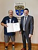 Thomas Leinauer erhält von Landrat Dr. Johann Bertl die Ernennungsurkunde zum Naturschutzwächter.