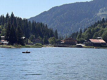 Spitzingsee mit Spitzing-Ort Blick über den Spitzingsee auf Spitzing-Ort und die umliegenden Berge