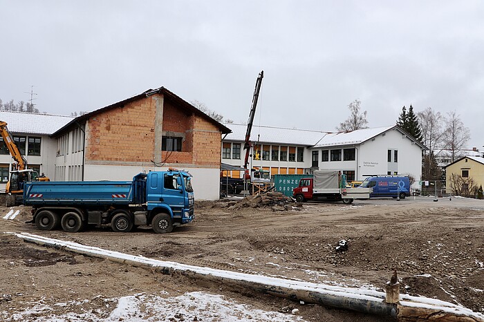 Baugrube für die Turnhalle an der Realschule Wolfratshausen während der Bauarbeiten