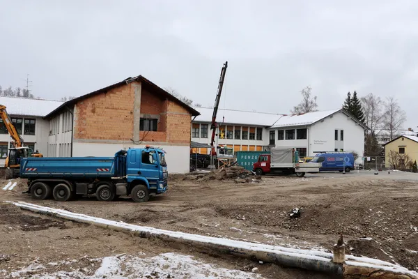 Baugrube für die Turnhalle an der Realschule Wolfratshausen während der Bauarbeiten