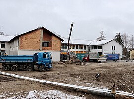Baustelle an der Realschule Wolfratshausen mit Baugrube für neue Turnhalle und Baumaschinen