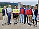 Vertreter der LEADER-Aktionsgruppe Bad Tölz-Wolfratshausen und der Bergwacht Benediktbeuern stehen vor der Baustelle der geplanten Ausbildungs- und Fahrzeughalle.
