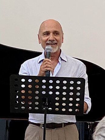 Dr. Christoph Kürzeder bei der Ausstellungseröffnung Dr. Christoph Kürzeder spricht bei der Eröffnung der Ausstellung „Seelentrost“ im Kloster Beuerberg in ein Mikrofon.