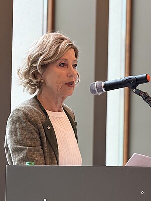 Annegret Hoberg bei der Ausstellungseröffnung im Franz Marc Museum Kunsthistorikerin Annegret Hoberg spricht am Rednerpult im Franz Marc Museum in Kochel am See.