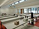 Noch nicht vollständig fertiggestellter Fachraum mit Arbeitstischen im Schulzentrum Geretsried