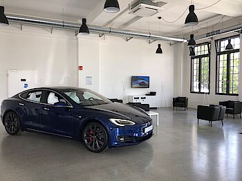 BEreit für die Probefahrt im Tesla Triebwerk München