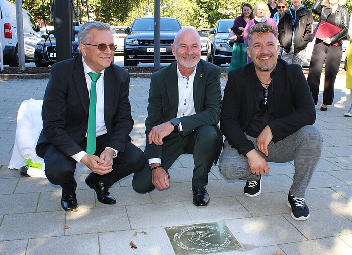 Dominik Halamek auf dem Wolfratshauser „Walk of Fame“ Ernst Gröbmair, Klaus Heilinglechner und Dominik Halamek bei der Walk-of-Fame-Ehrung in Wolfratshausen