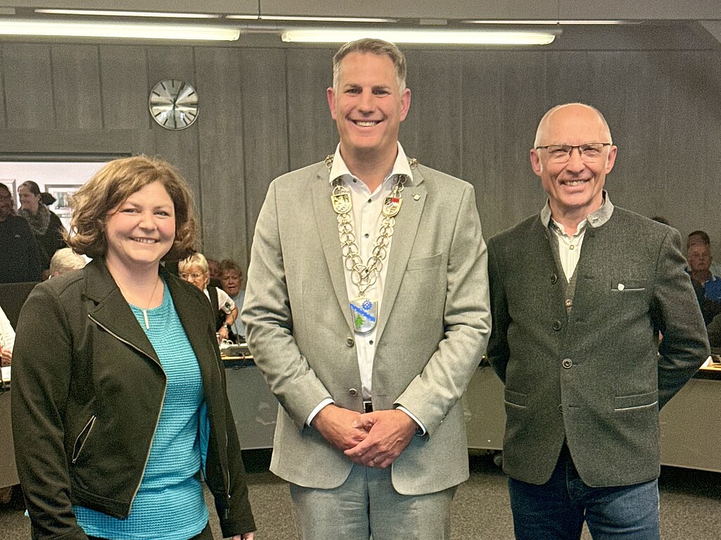 Erster Bürgermeister Patrik Kohlert mit seinen Stellvertretern Ann-Kathrin Güner und Josef Orthuber