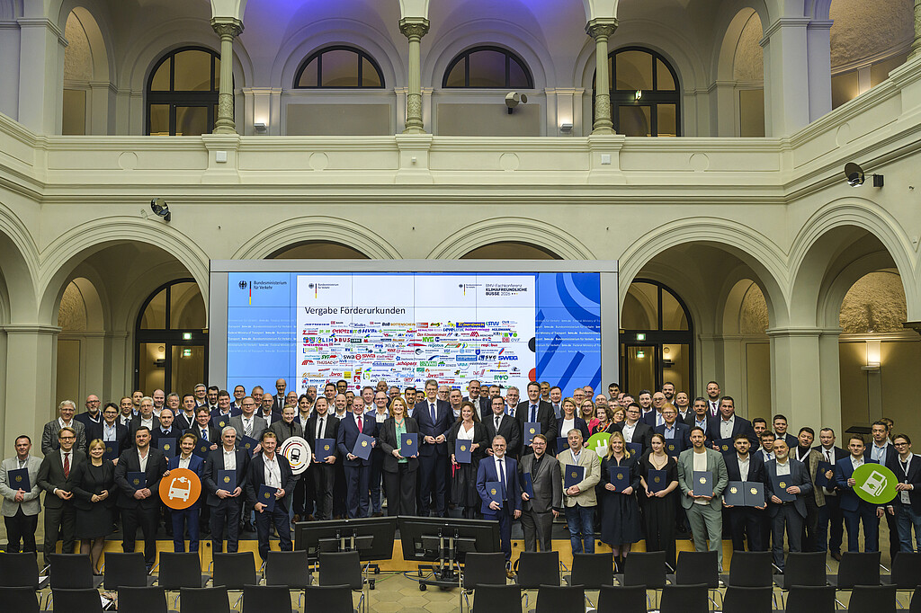 Gruppenbild der ausgezeichneten Kommunen und Verkehrsunternehmen bei der BMV-Fachkonferenz „Klimafreundliche Busse 2026“ in Berlin