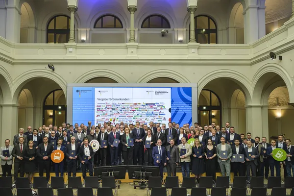 Gruppenbild Förderurkunden Klimafreundliche Busse 2026 Berlin Gruppenbild der ausgezeichneten Kommunen und Verkehrsunternehmen bei der BMV-Fachkonferenz „Klimafreundliche Busse 2026“ in Berlin