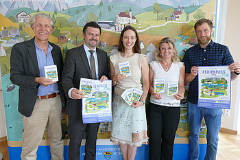 2026-07-02_Ferienpass-2026_Foto-Landratsamt-Weilheim-Schongau Fünf Personen präsentieren den Pfaffenwinkel Ferienpass 2026 im Landratsamt Weilheim-Schongau.