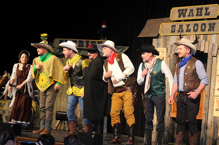 Bürgermeisterkandidaten als Sheriff-Darsteller beim Starkbierfest 2026 in der Loisachhalle Wolfratshausen