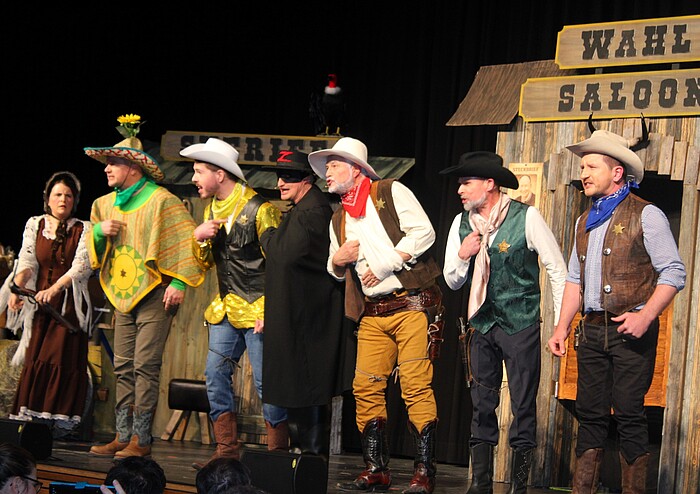 Bürgermeisterkandidaten als Sheriff-Darsteller beim Starkbierfest 2026 in der Loisachhalle Wolfratshausen