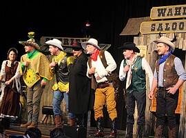 Bürgermeisterkandidaten als Sheriff-Darsteller beim Starkbierfest 2026 in der Loisachhalle Wolfratshausen