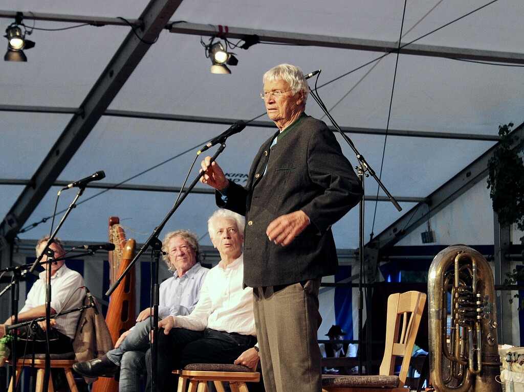 Gerhard Polt und die Well-Brüder Gerhard Polt mit den Well-Brüdern bei einem gemeinsamen Bühnenauftritt