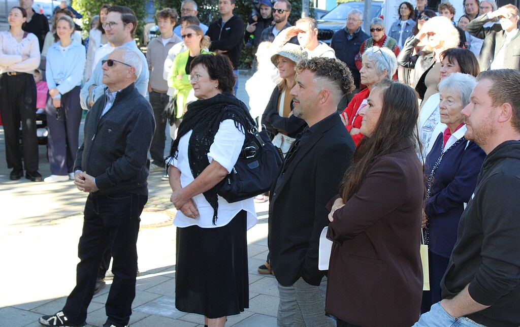 Dominik Halamek mit Familie und künstlerischen Wegbegleiterinnen Dominik Halamek mit seinen Eltern und künstlerischen Wegbegleiterinnen bei der Walk-of-Fame-Ehrung in Wolfratshausen