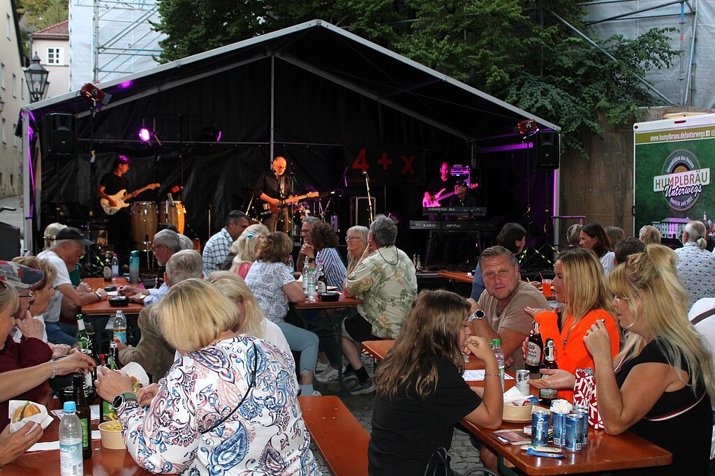 Wolfratshausen 2026: Abendstimmung beim Bürgerfest Besucher genießen das Kulturprogramm beim Bürgerfest in Wolfratshausen vor der Bühne in der Altstadt