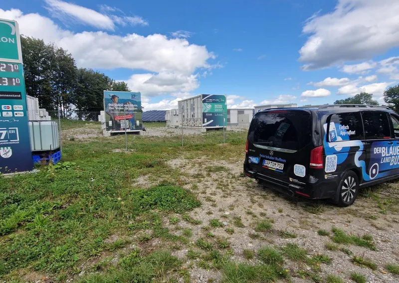 Blauer Land Bus an den Ladesäulen im Energiepark Obersöchering