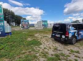 Blauer Land Bus an den Ladesäulen im Energiepark Obersöchering